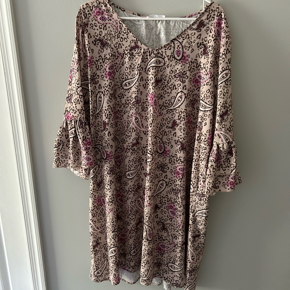 Beautiful dress size 3x fits more like a 2x never worn